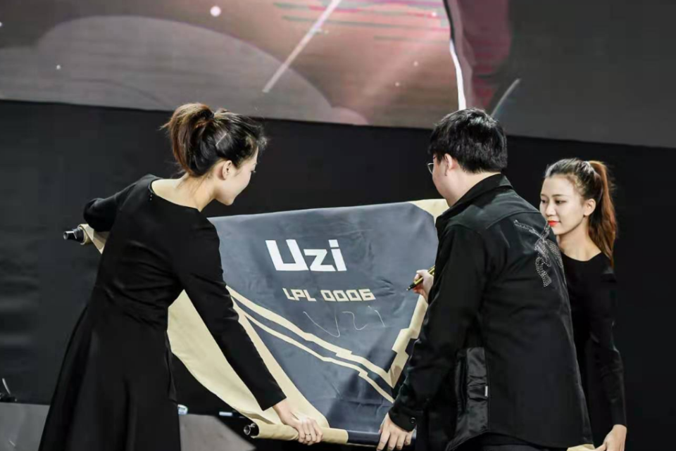 关于FLY鏖战RNG，Meiko操刀奇招英雄翻盘宿命之战四强赛，点燃全场激情的信息