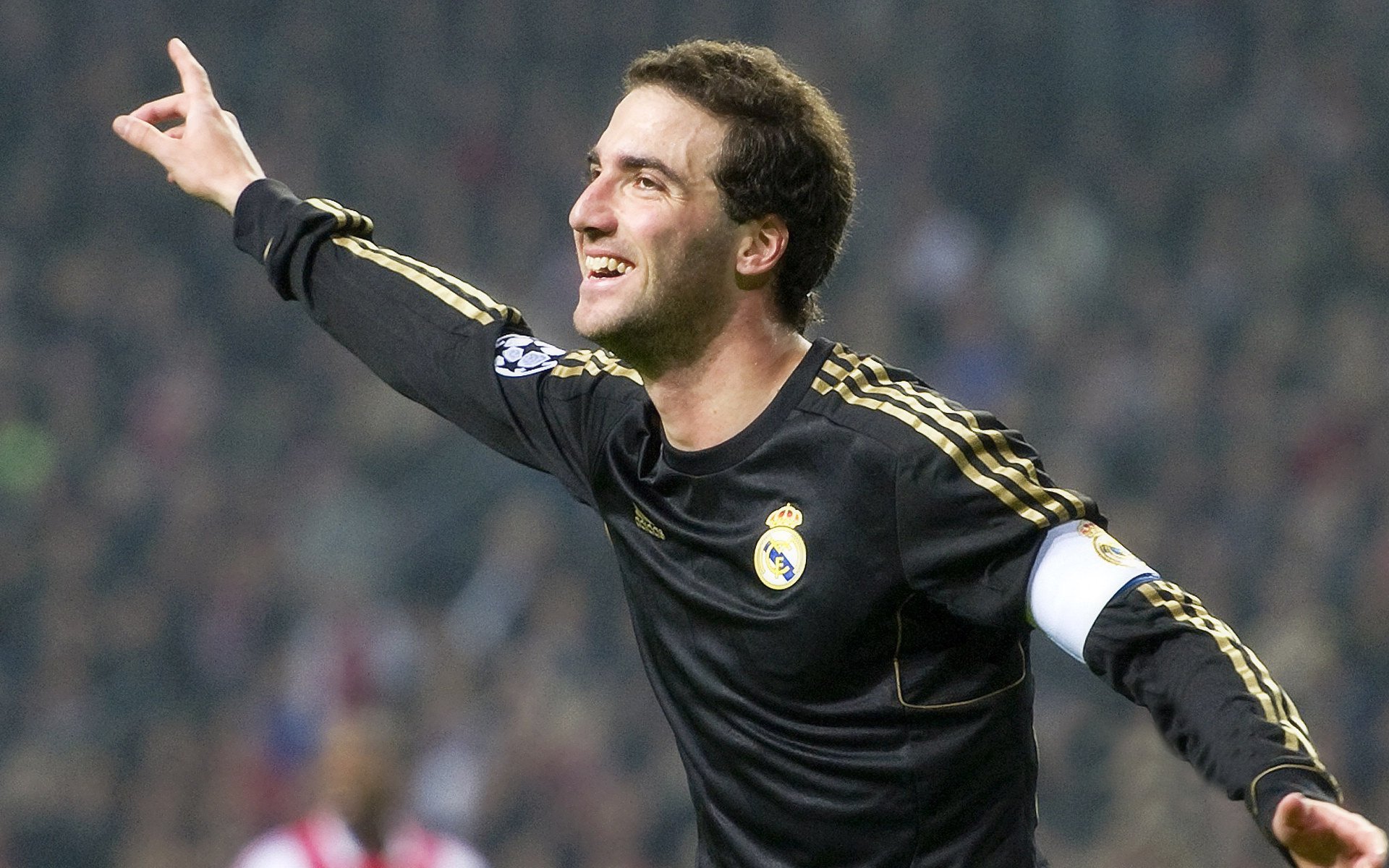 从暗影到聚光灯,F1新加坡之夜,布伦森的孤勇逆袭如何点燃街道