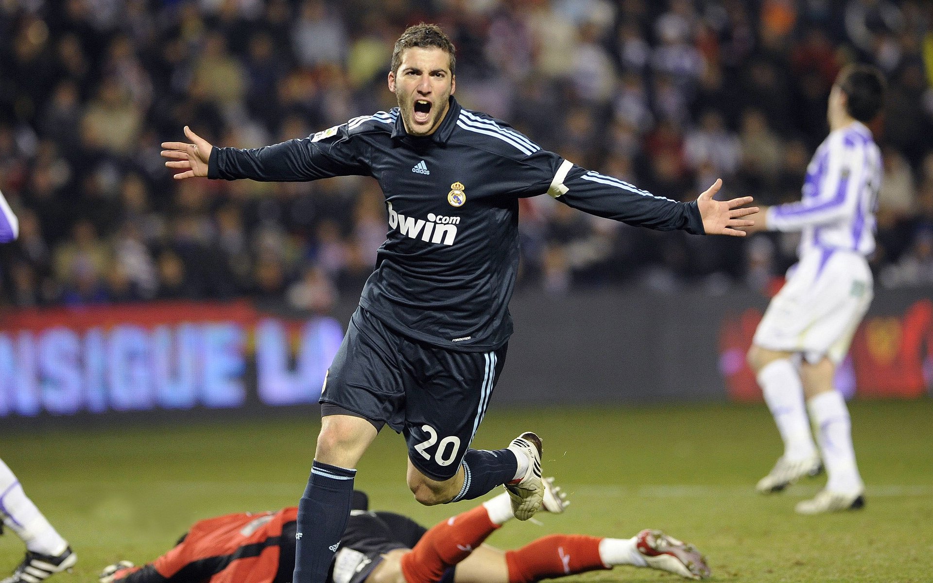 当紫金军团横扫京城，孤胆车神统治街道—体育世界的两极美学